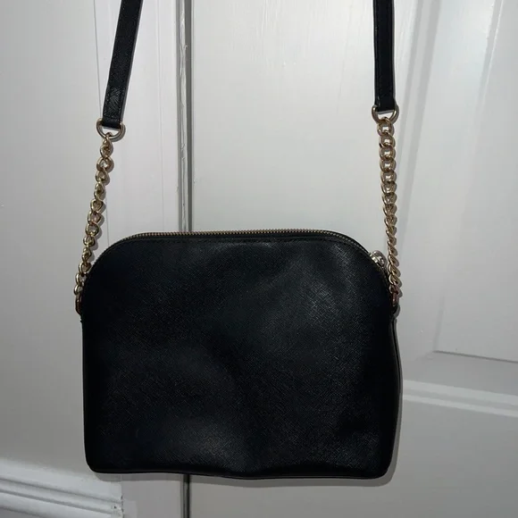 I’m selling this Micheal Khors Small Black cross body purse, - Picture 5 of 5